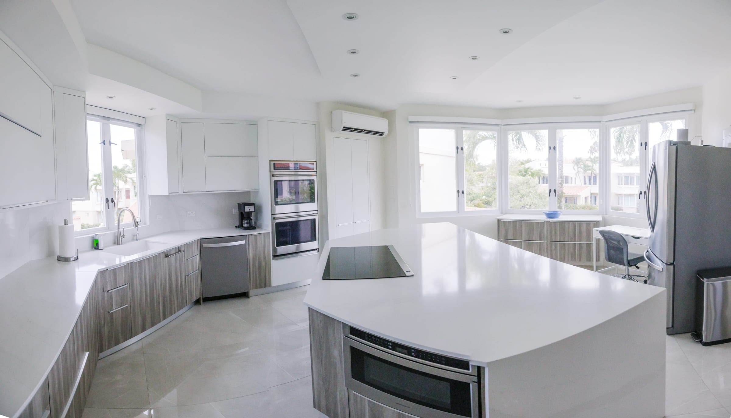 Kitchen with bay-window breakfast and work nook